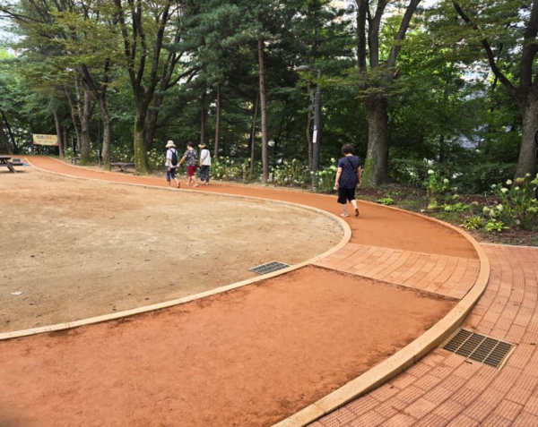▲ 두레근린공원 황톳길 이용 모습.