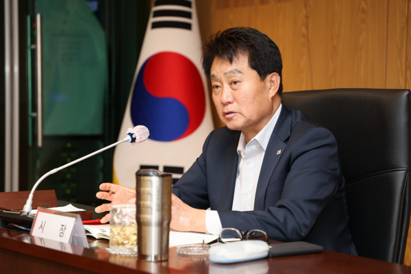 ▲ '2025년도 주요업무계획 보고회'를 주재하고 있는 하은호 군포시장.