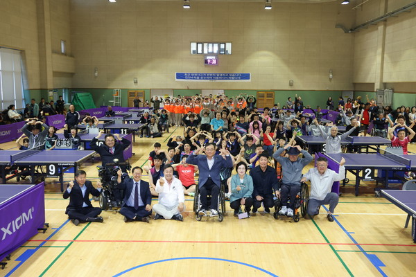 ▲ 의왕시장배 전국 장애인 탁구대회 참가자들이 기념촬영을 하고 있다.