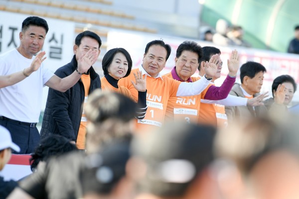 ▲ 이권재 오산시장(왼쪽에서 네번째) 오산독산성 전국하프마라톤대회 참가자들에게 인사하고 있다.