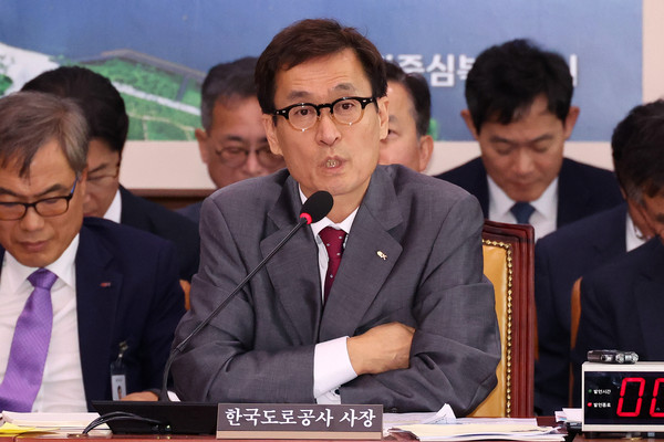 ▲ 답변하는 함진규 한국도로공사 사장. /뉴시스