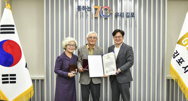 ▲ 김병수 김포시장이 故 전광석 상병의 형제 전광두님에게 화랑무공훈장을 전수했다.