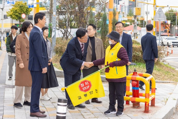 ▲ 도성훈 인천광역시교육감, 신광초 주변 통학로 현장 점검 모습.