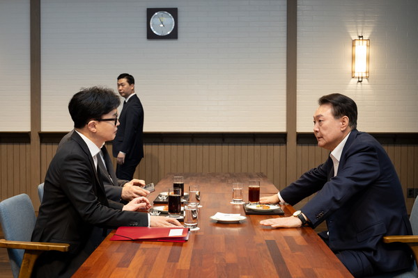 ▲ 윤 대통령, 한동훈 대표와 용산 대통령실서 면담하는 모습. /뉴시스