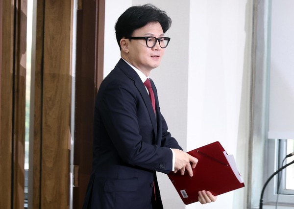 ▲ 한동훈 국민의힘 대표가 지난 7일 오전 서울 여의도 국회에서 열린 최고위원회의에 참석하고 있다. /뉴시스