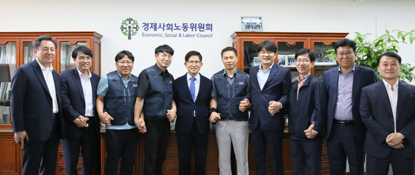 ▲ 김문수 전 경제사회노동위원회 위원장(현 고용노동부 장관)이 지난 5월 29일 서울 종로구 경사노위에서 열린 공무원노동조합연맹과의 간담회에서 참석자들과 기념촬영하고 있다. /뉴시스