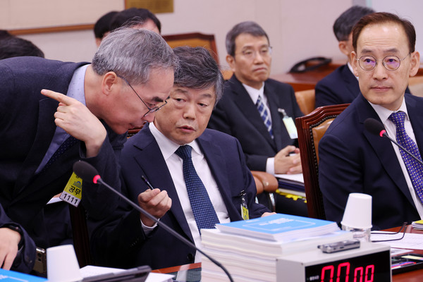▲ 국정감사 출석한 윤준 서울고등법원장과 김정중 서울중앙지방법원장. /뉴시스