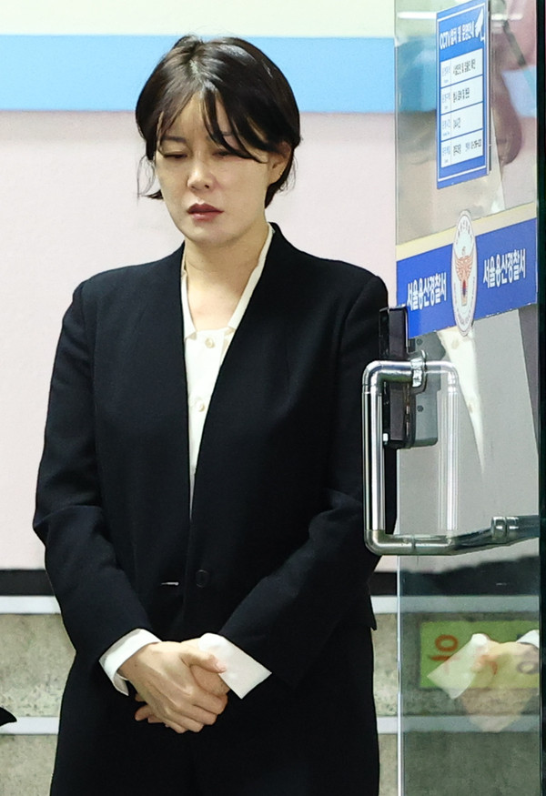 ▲ 음주운전 혐의로 입건된 문재인 전 대통령의 딸 문다혜 씨가 지난 18일 서울 용산경찰서에서 열린 조사를 마치고 건물을 나서고 있다. /뉴시스