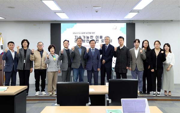 ▲ 성남시의회 경제환경위, 정책토론회 개최 단체사진.