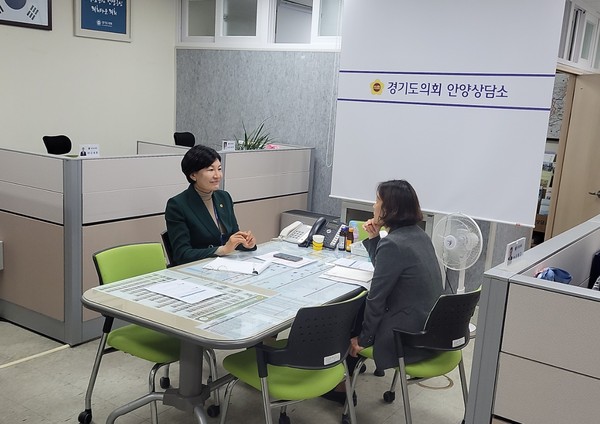 ▲ 이채명 의원, 스마트경로당 및 어르신 전용 놀이터 조성 논의 모습.