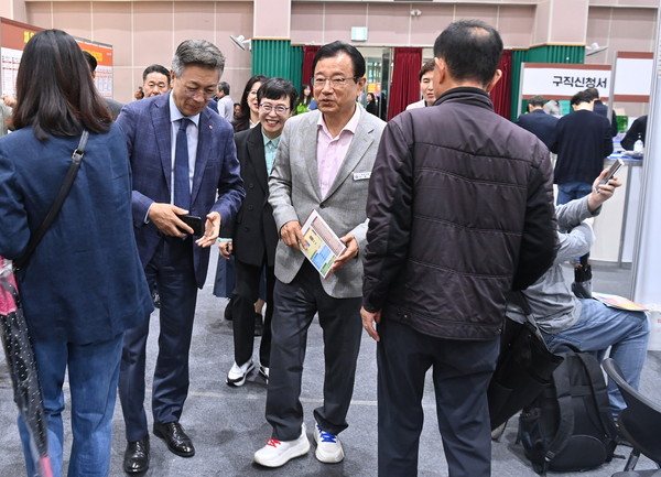▲ 이현재 하남시장이 ‘2024 하남시 일자리박람회’를 방문해 하남 보바스병원 관계자와 이야기를 나누고 있다.