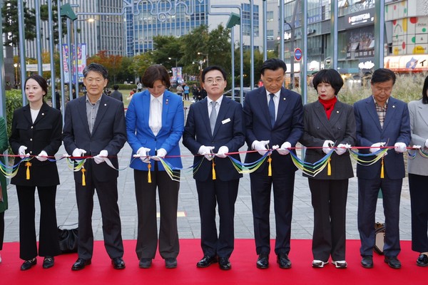 ▲ 진교훈 강서구청장(왼쪽 네 번째)이 마곡문화거리 준공 기념식에서 참석자들과 함께 테이프 커팅을 하고 있다.