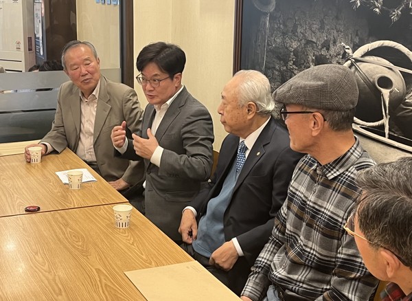 ▲ 김병수 시장이 향교관계자들과 오찬을 겸한 간담회를 진행하고 있다.