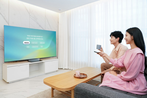 ▲ 삼성전자 모델이 삼성전자 AI TV를 통해 인공지능 기반인 '생성형 배경화면(Generative Wallpaper)' 기능을 체험하는 모습. (사진=삼성전자 제공)