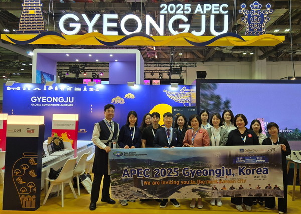 ▲ 싱가포르에서 열린 ITB Asia 2024 관광산업 박람회에 참가해 경주시 홍보관 앞에서 기념촬영을 하고 있다.