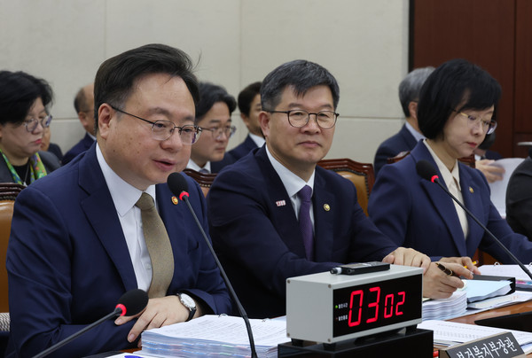 ▲ 조규홍 보건복지부 장관이 23일 서울 여의도 국회에서 열린 보건복지위원회의 보건복지부, 질병관리청, 식품의약품안전처 등 국정감사에서 전진숙 더불어민주당 의원 질의에 답하고 있다. /뉴시스