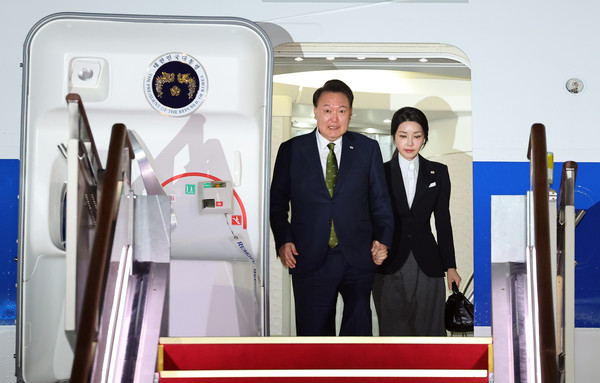 ▲ 필리핀·싱가포르 국빈방문 및 한·아세안 정상회의 일정을 마친 윤석열 대통령과 부인 김건희 여사가 지난 11일 성남 서울공항에 도착해 공군 1호기에서 내리고 있다. /뉴시스