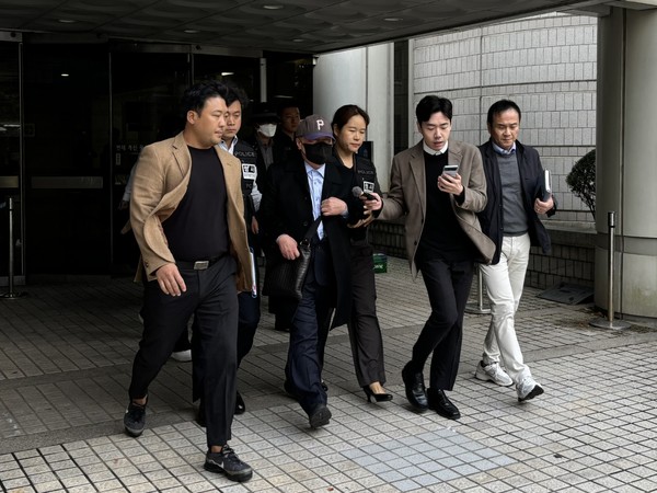 ▲ 낙태 수술을 진행한 혐의를 받는 산부인과 병원장과 수술을 집도한 산부인과 전문의가 23일 오후 서울 서초구 서울중앙지법에서 열린 구속 전 피의자 심문(영장실질심사)을 마치고 나오고 있다. /뉴시스