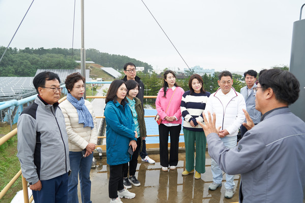 ▲ 경제환경위원회 위원들이 한국동서발전 동해발전본부에서 관계자로부터 설명을 듣고 있다.
