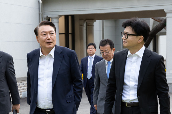 ▲ 윤석열 대통령, 한동훈 대표와 용산서 면담 가지는 모습. /뉴시스