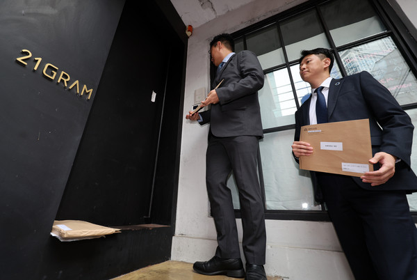 ▲ 행정안전위원회 소속 입법조사관, 의회경호담당관실 주무관으로 구성된 집행관과 야3당 의원들이 대통령실 관저 공사 참여업체 21GRAM 김태영, 이승만 대표의 동행명령장을 발부해 사무실을 찾았으나 사무실 문은 잠겨 있었다. /뉴시스