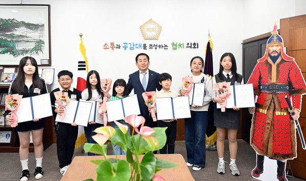 ▲ 충의공예술제 의장상 수상자 시상식 기념촬영 모습.