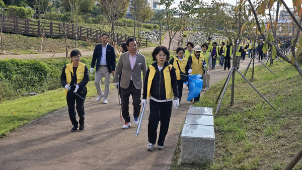 ▲ 이현재 하남시장이 ‘망월천 생태환경 정화 캠페인’에 참여해 쓰레기를 줍고 있다.