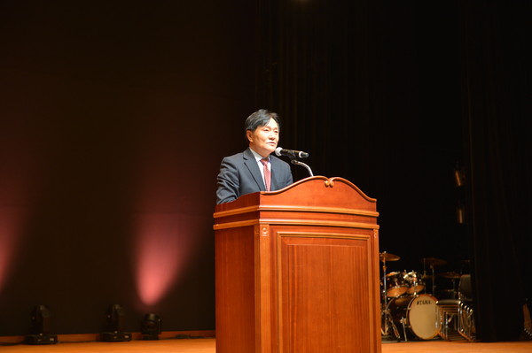 ▲ 박용철 강화군수가 제28회 노인의 날 기념행사에서 인사말을 하고 있다.
