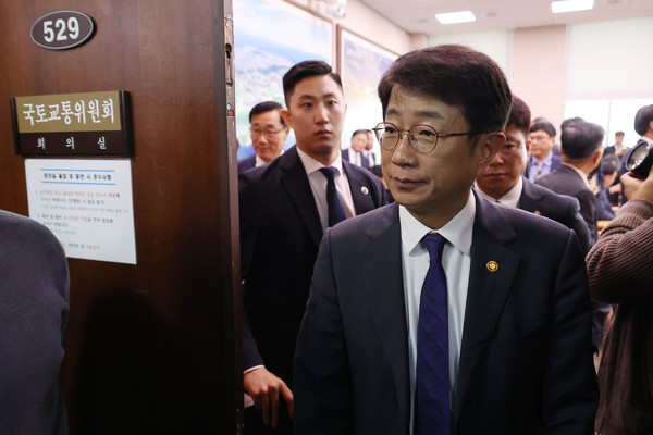 ▲ 퇴장하는 박상우 국토부 장관. /뉴시스