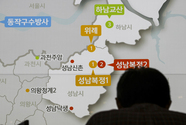▲ 3기 신도시 사전청약 일반공급 접수가 시작된 4일 오전 서울 송파구 복정역 인근에 위치한 성남복정1지구 위례 현장접수처를 찾은 시민들이 현장 접수를 하고 있다. /뉴시스