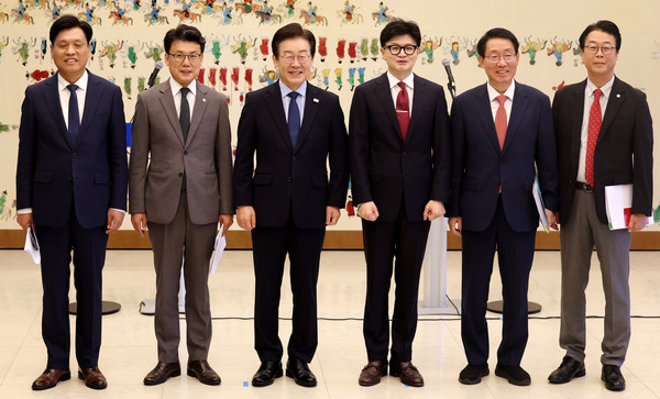 ▲ 왼쪽부터 더불어민주당 조승래 수석대변인, 진성준 정책위의장, 이재명 대표, 국민의힘 한동훈 대표, 김상훈 정책위의장, 곽규택 수석대변인. /뉴시스
