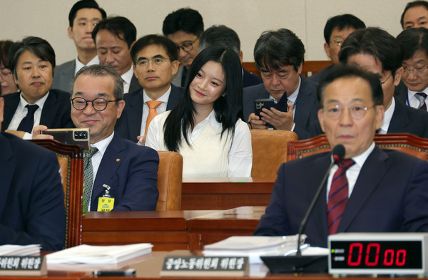 ▲ 국감서 하니와 셀카 찍는 정인섭 한화오션 거제사업장 사장. /뉴시스