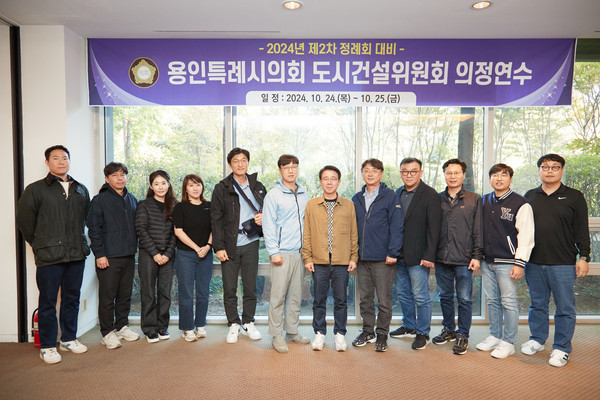 ▲ 도시건설위원회 위원들과 직원 등이 기념촬영을 하고 있다.