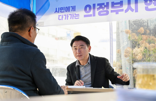 ▲ 김동근 시장이 송산2동주민센터에서 ‘현장시장실’을 열고 시민들과 소통하고 있다.