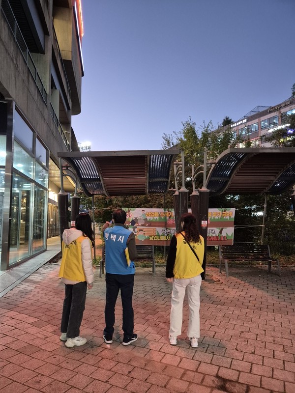 ▲ 평택시 금연구역 특별 야간지도 점검 캠페인 실시 모습.