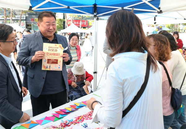 ▲ 청소년 문화거리 축제에 방문한 김경일 파주시장.