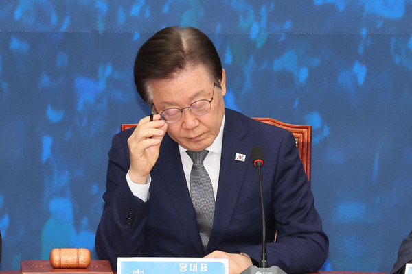 ▲ 안경 고쳐쓰는 이재명 대표. /뉴시스