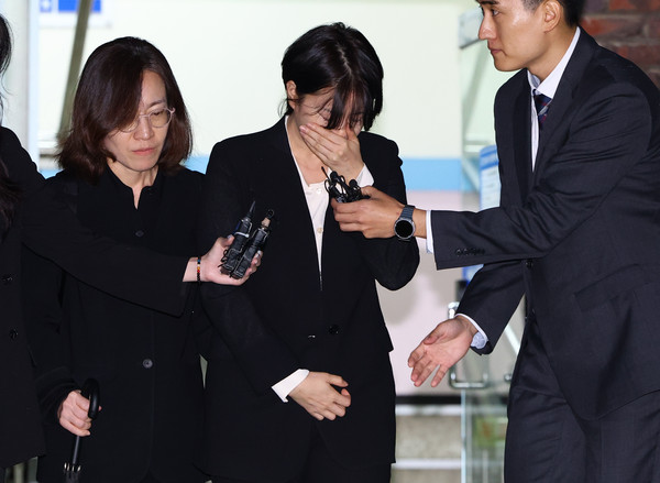 ▲ 지난 10월 18일 음주운전 혐의로 입건된 문재인 전 대통령의 딸 문다혜 씨가 서울 용산경찰서에서 열린 조사를 마치고 건물을 나서며 고개를 숙이고 있다. /뉴시스