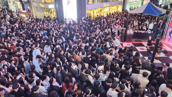 ▲ 지난 26일 오후 광주 동구 충장로우체국 앞에서 열린 '충장상권 르네상스 라온페스타' 행사장에 수많은 인파가 몰려있다. /뉴시스