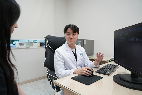 ▲ 분당제생병원 소화기내과 서준영 과장이 환자에게 설명하고 있다.