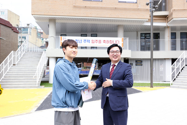 ▲ 박일하 동작구청장이 지난 4월 ‘만원주택’ 입주식에서 첫 입주자와 기념사진을 촬영하고 있다.