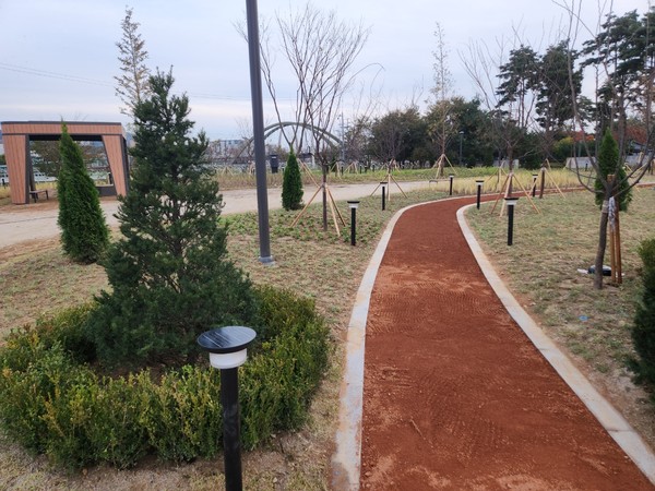 ▲ 동두천시 상패수변 공원 황톳길.