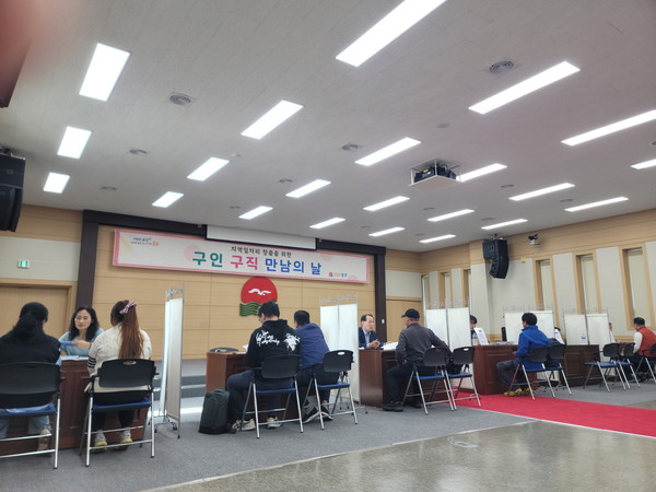 ▲ 인천 중구 '원도심 구인·구직 만남의 날' 개최 모습.