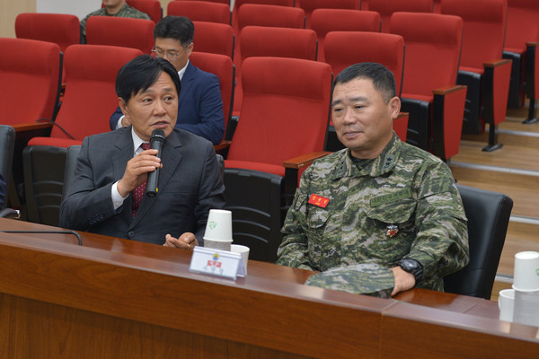 ▲ 박용철 강화군수(왼쪽)와 정종범 해병대 제2사단 사단장이 현안사항을 논의하고 있다.