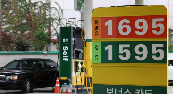 ▲ 중동 불안 고조에 국제유가가 영향을 받으면서 국내 주유소 기름값이 2주 연속 상승한 27일 오후 서울 시내 한 주유소에 유가정보가 표시돼 있다. /뉴시스