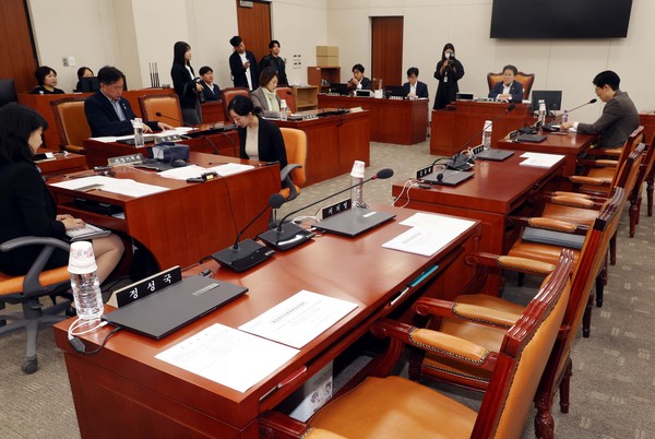 ▲ 조정훈(오른쪽) 국회 교육위 간사가 29일 오전 서울 여의도 국회 교육위원회에서 열린 법안심사소위원회에서 의사진행 발언을 하고 있다. 이날 국민의힘 의원들은 더불어민주당 의원들의 지방교육재정교부금법 일부개정법률안에 항의하며 회의에 불참했다. /뉴시스