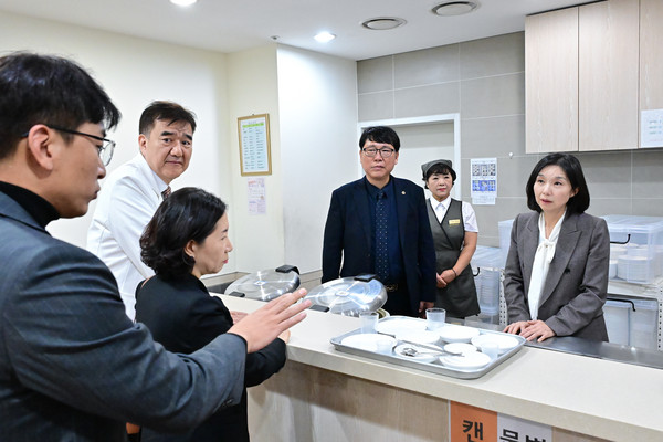 ▲ 다회용기 사용현황 듣고있는 최호정 의장.