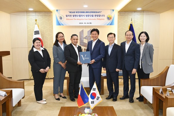 ▲ 조용익 부천시장이 자매도시인 필리핀 발렌수엘라시 문화교류 대표단을 접견하고 함께 기념촬영하고 있다.