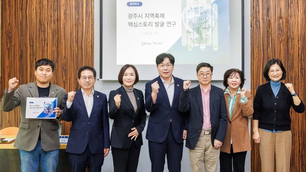 ▲ 기념촬영하는 왼쪽부터 노영준의원, 허경행의원, 최서윤의원, 이주훈의원, 최용선컨설팅사팀장, 황소제의원, 주임록의원.