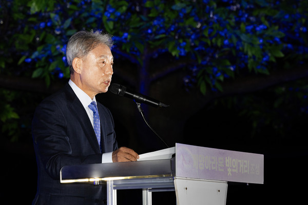 ▲ 윤환 계양구청장이 '계양아라온 빛의 거리 2단계' 조성 기념 점등식에서 인사말을 하고 있다.